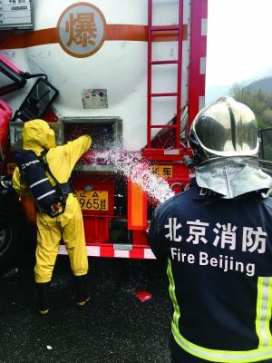 官方回应罐车发生危化品泄漏