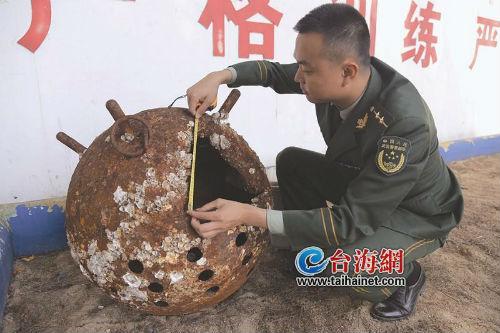 居民出海发现疑似水雷物体，两人无法移动