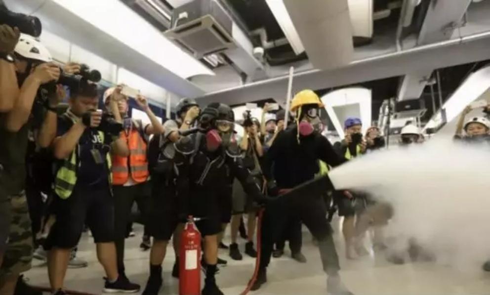 女子挑衅遭灭火器喷射，独特小店探秘引发关注！