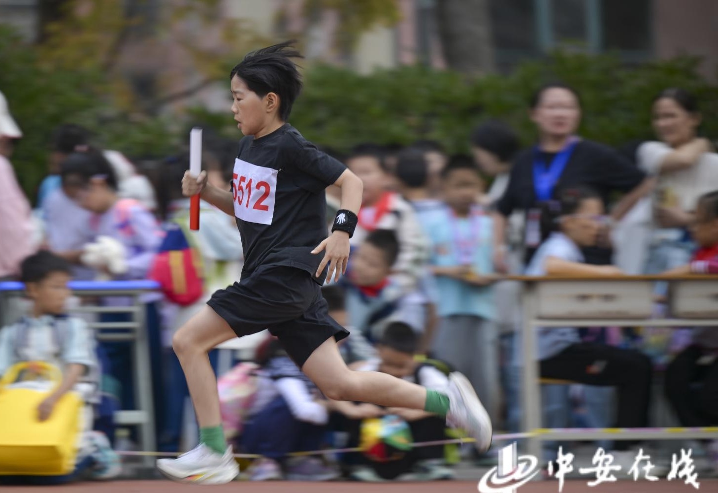 初三男生校运会跳高挑战极限，青春力量闪耀1.91米