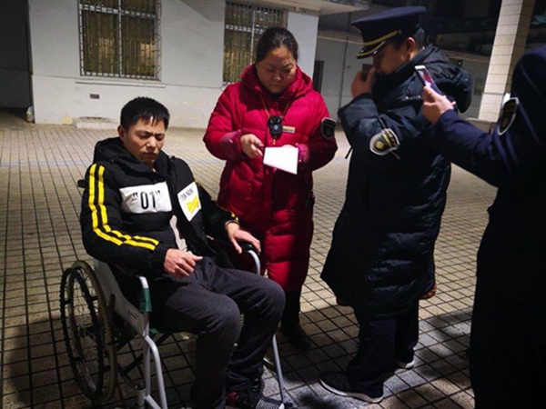列车深夜紧急停靠送旅客就医