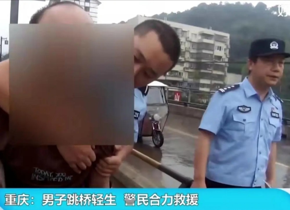 英勇民警合力救下跳桥男子，展现人间大爱瞬间