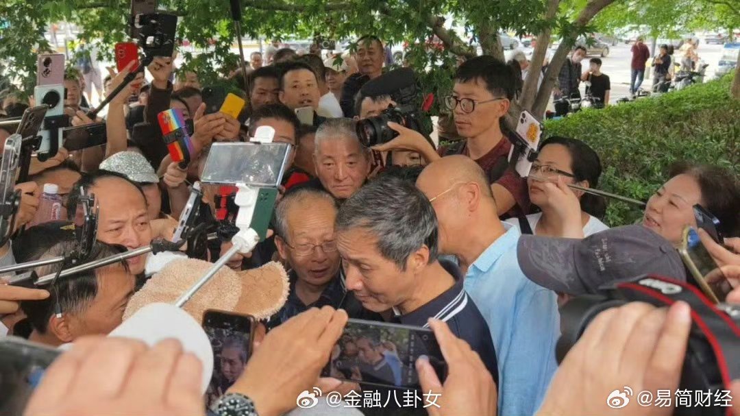 揭秘上海爷叔股市现身背后的故事，引发股民热议与围观