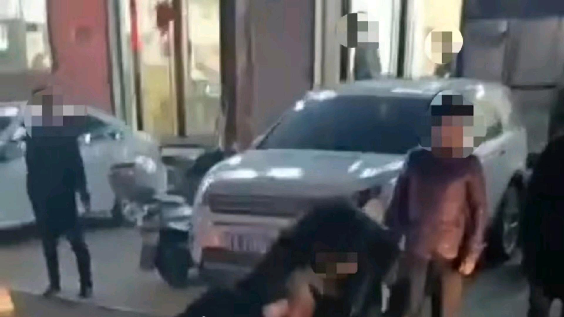 山西绛县干部饭店院内小便闹事事件回顾，干部行为引发社会关注