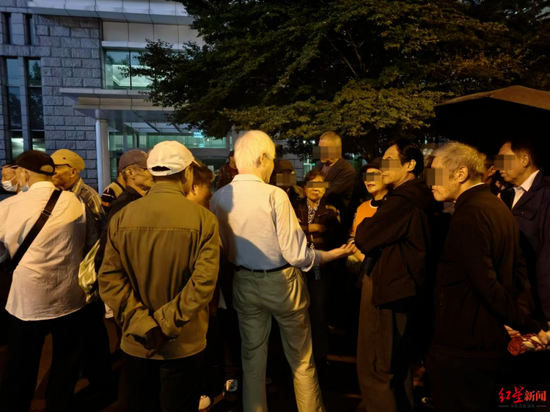上海爷叔现身被大量股民围观