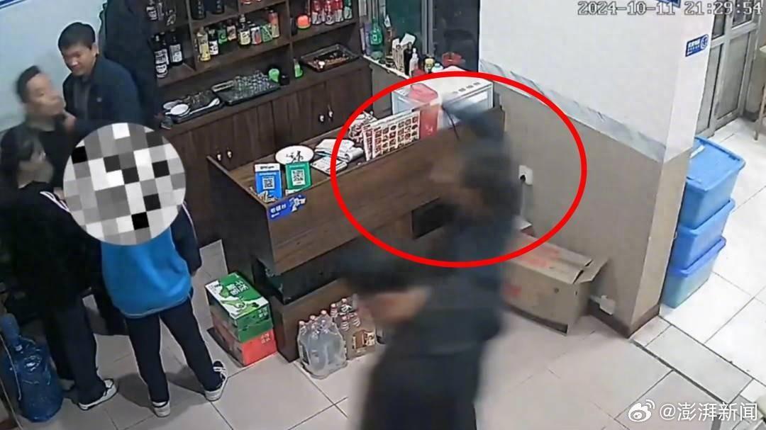 山西绛县干部饭店院内小便并闹事，行为引发社会关注与热议