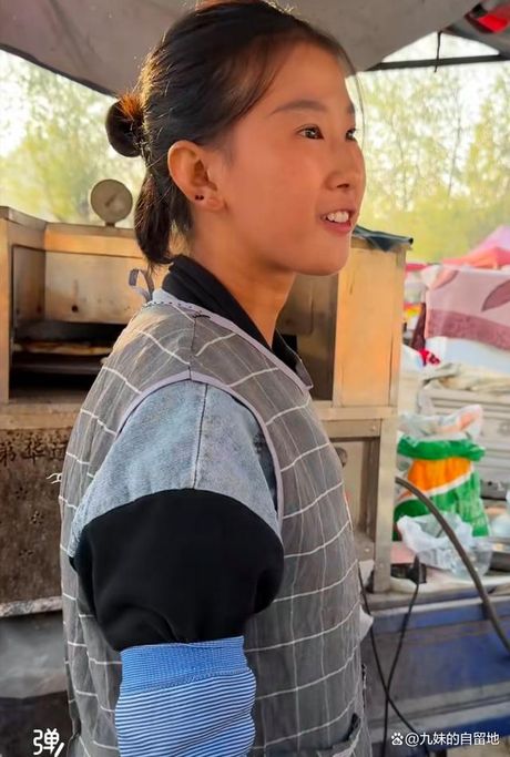 19岁女孩凌晨起床助妈妈卖烤牌走红，烤牌制作与售卖指南