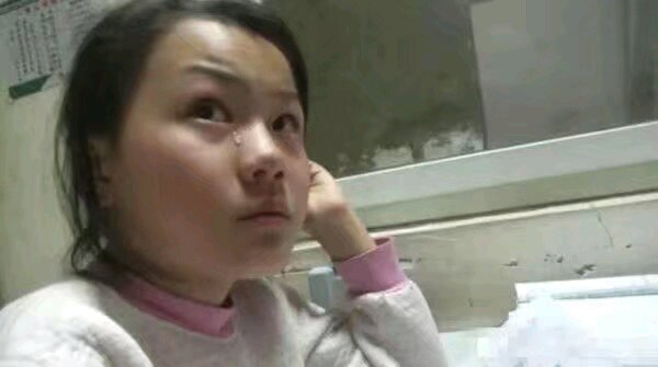 女童遭高年级男生泼水烫伤事件，校方回应与小巷特色小店背后的故事
