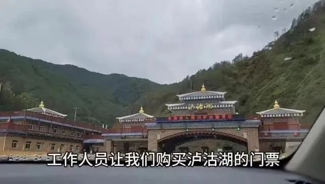 景区拦断国道收费引发争议，景区回应与游客互动，成长之旅的挑战与自信回应