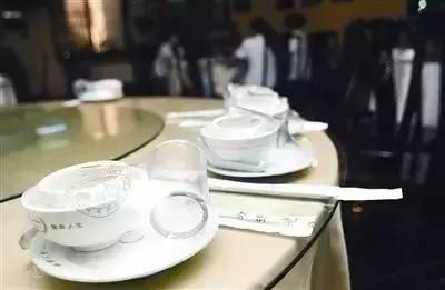 饭店强制收取餐具费涉嫌违法，律师发声质疑其合法性