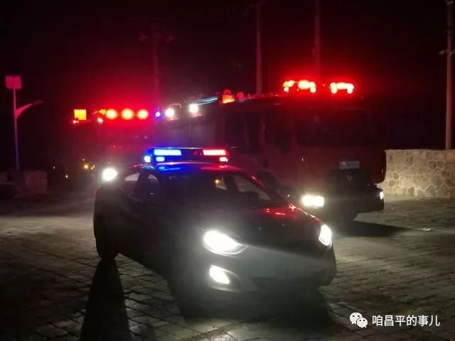 深夜搜救行动，警方救出深山被困游客，小巷神秘小店与奇迹故事揭秘