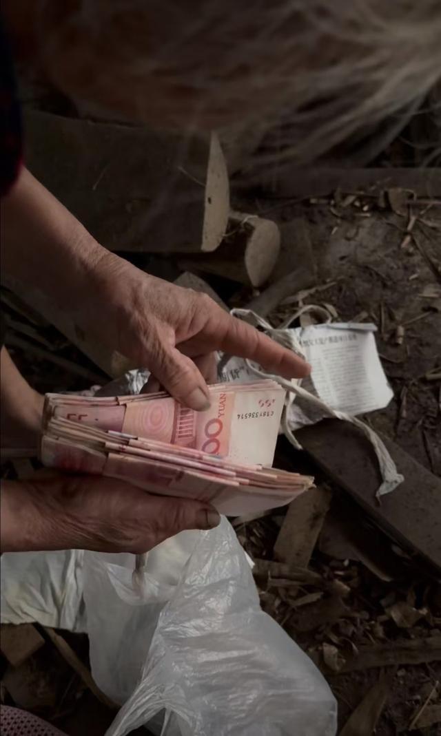 孙子婚礼见证奶奶卖菜攒万元心意，励志传承与家庭温情故事
