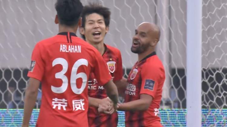 球迷高喊王大雷七喜，运动与饮料的激情交融时刻