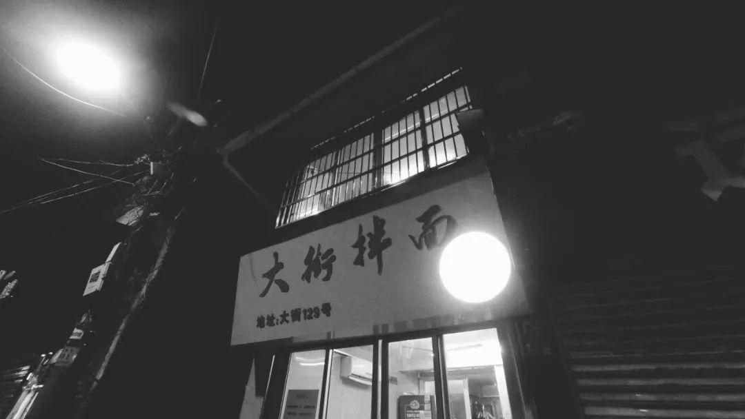 美总统选战进入最后的疯狂，巷弄深处特色小店探秘与选情热议