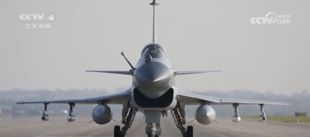 空军多型战机挂弹出击，展现现代科技力量与魅力，直达台岛周边