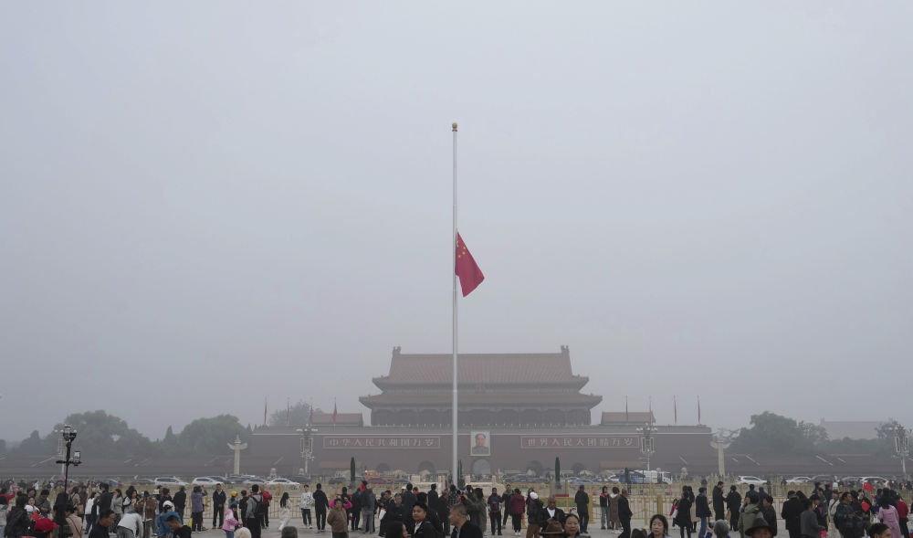 天安门下半旗缅怀吴邦国同志，日常与深沉的纪念