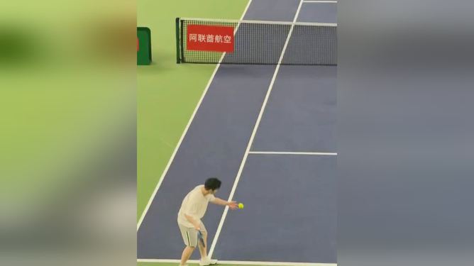 樊振东对费德勒发出ACE球，展现变化、学习与自信的力量