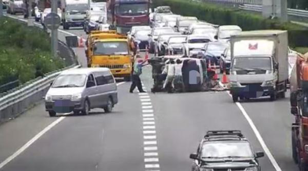 智能预警系统助力避免悲剧，小车超车道违停引发四车追尾事件纪实