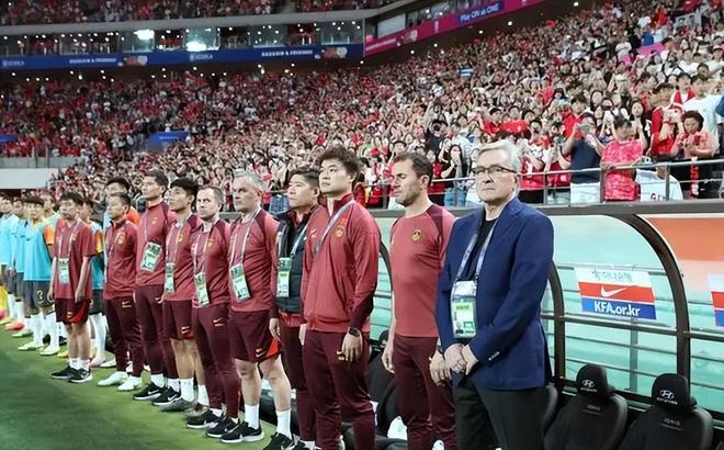 国足球员质疑伊万换人决策背后的变化、学习与自信的力量挑战。