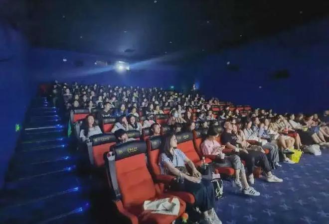 电影院最新上映大片与巷弄深处的电影奇遇