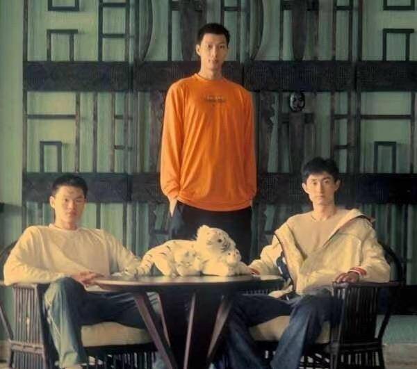 易建联最新，小巷深处的篮球英雄与美食奇缘