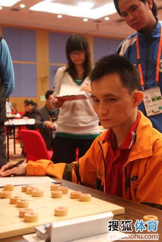 洪智象棋比赛，高手对决，情感交流的日常